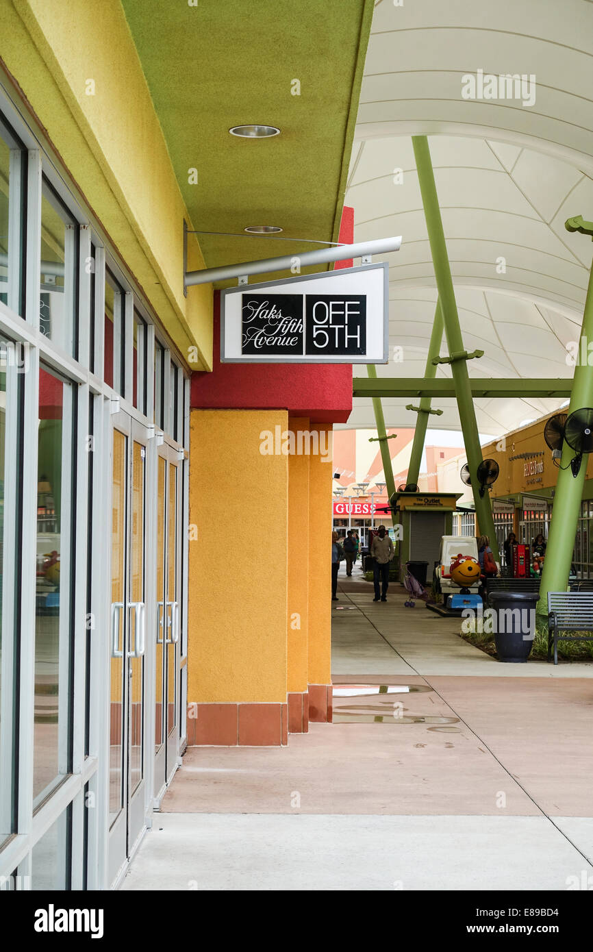Die Zeichen und die Schaufenster von Saks Fifth Avenue Off 5th in der Outlet Mall in Oklahoma City, Oklahoma, USA. Stockfoto