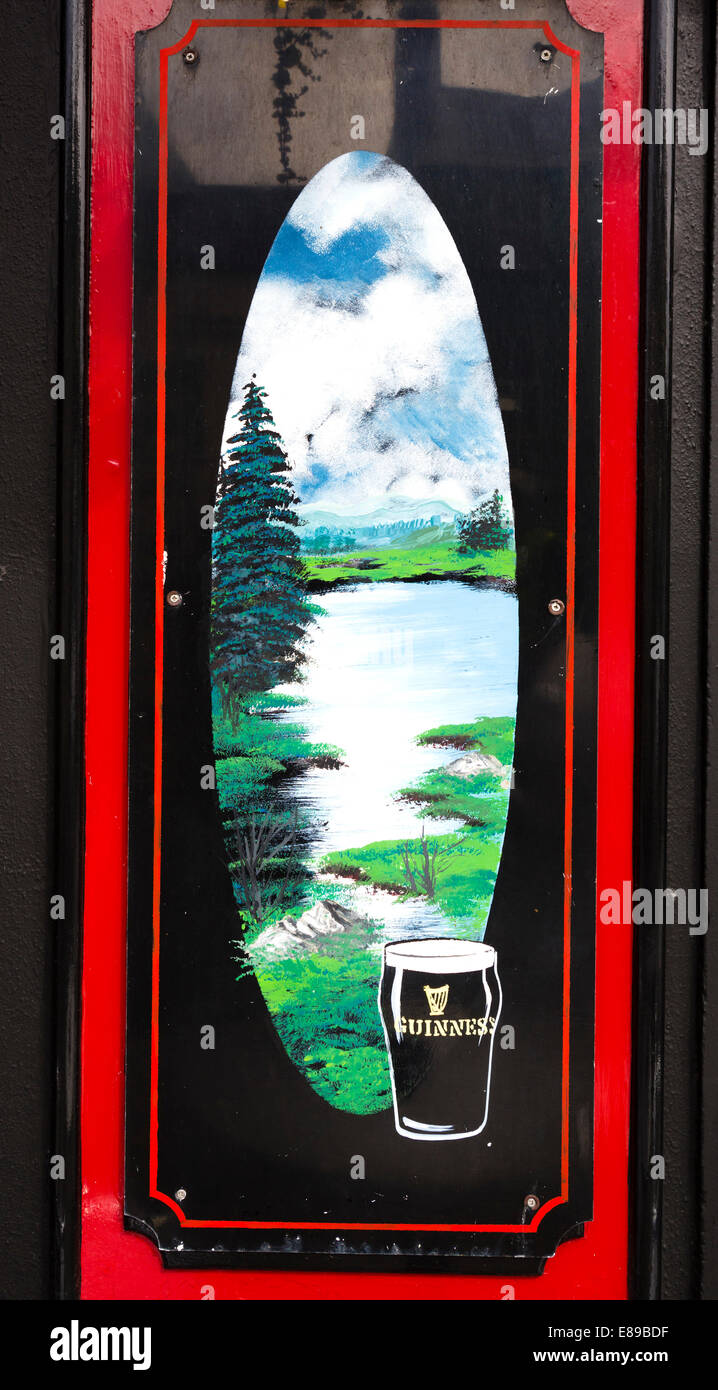 Guinness-Zeichen vor einem Pub in Clifden, County Galway, Irland Stockfoto