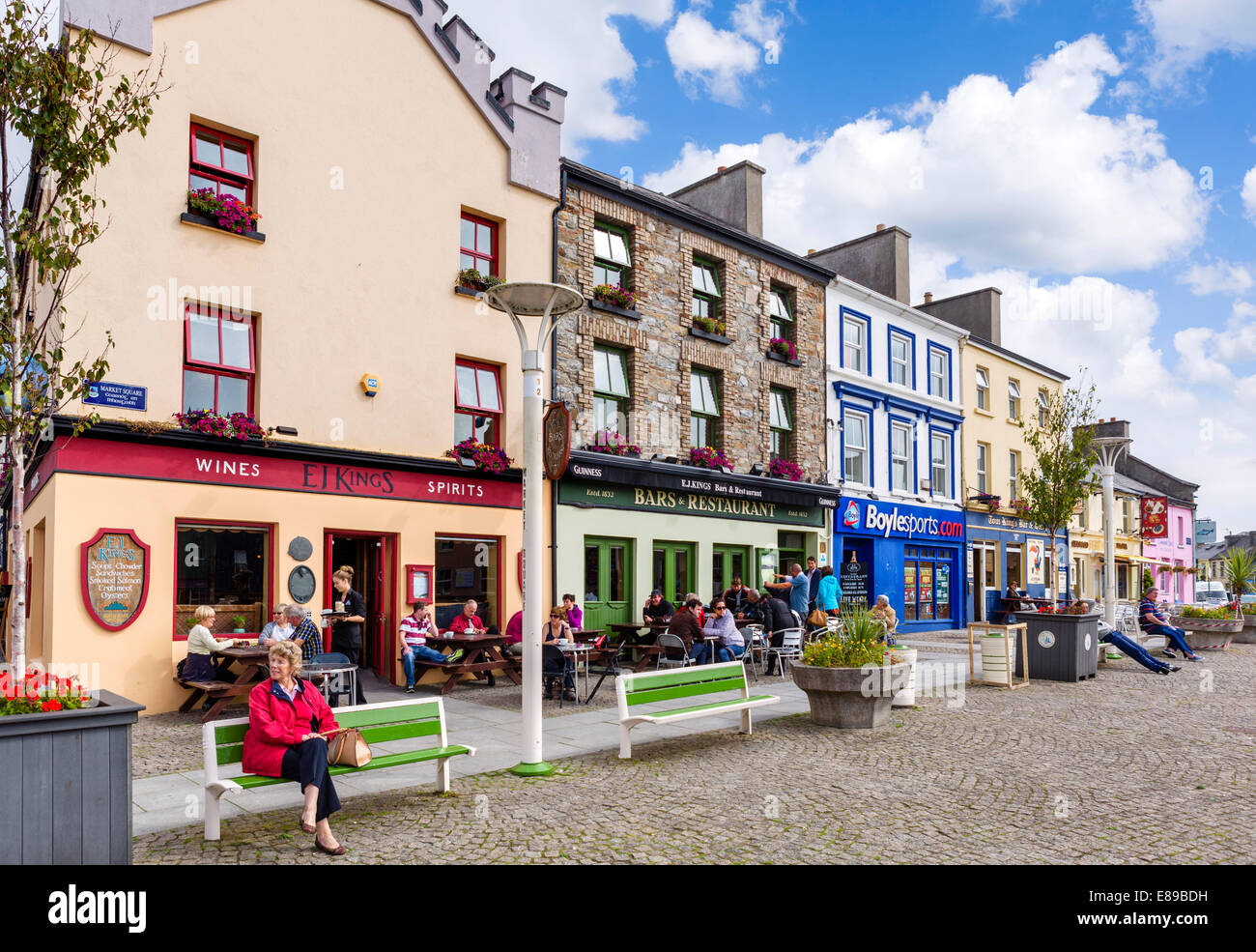 Geschäfte und Pubs am Marktplatz im Zentrum Stadt Clifden, Connemara, County Galway, Irland Stockfoto