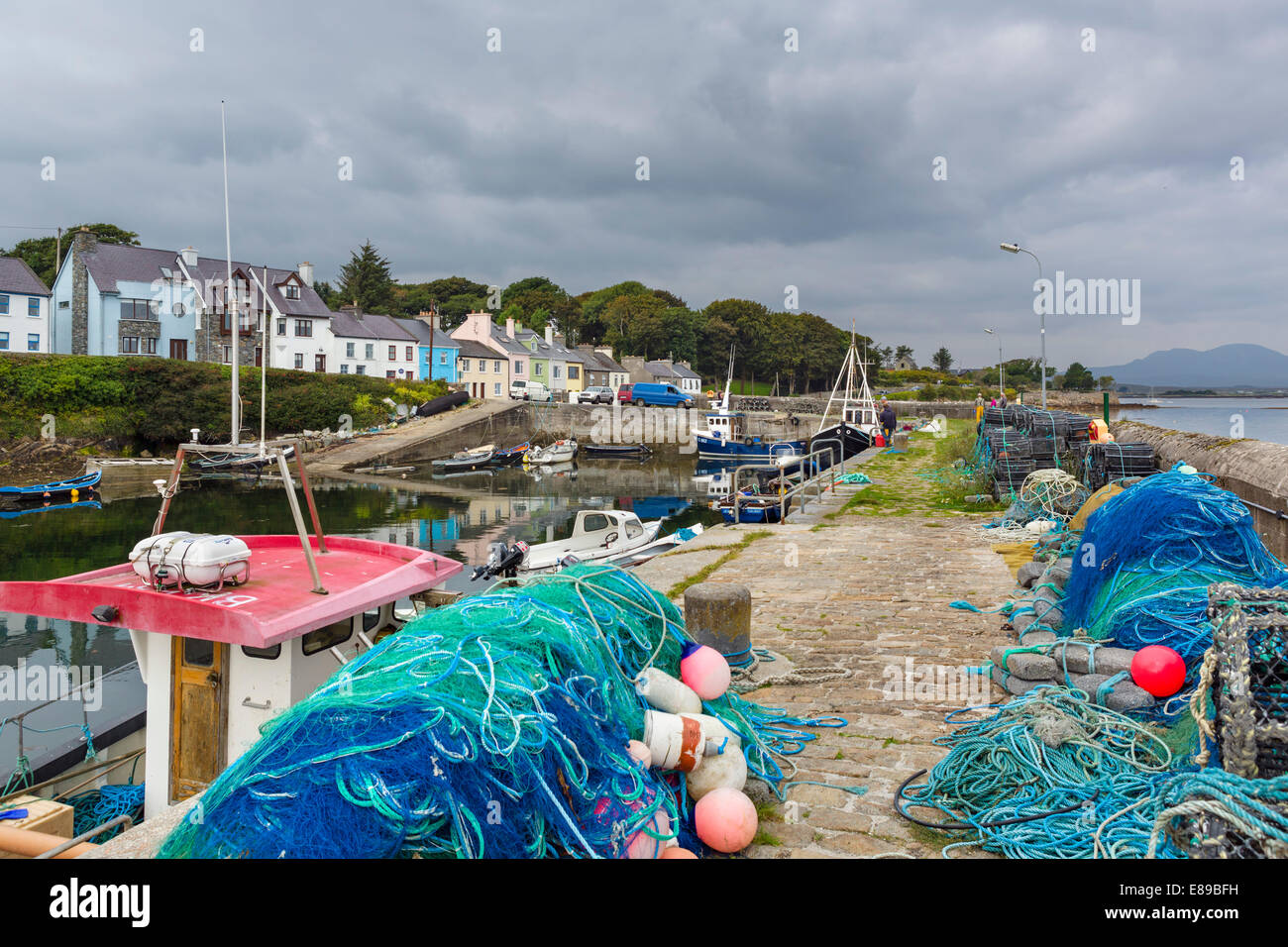 Der malerische Hafen von Roundstone, Connemara, County Galway, Irland Stockfoto