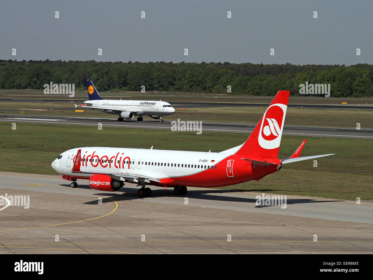 Berlin, Deutschland, Air Berlin Boeing 737 und Airbus A320 Lufthansa Stockfoto