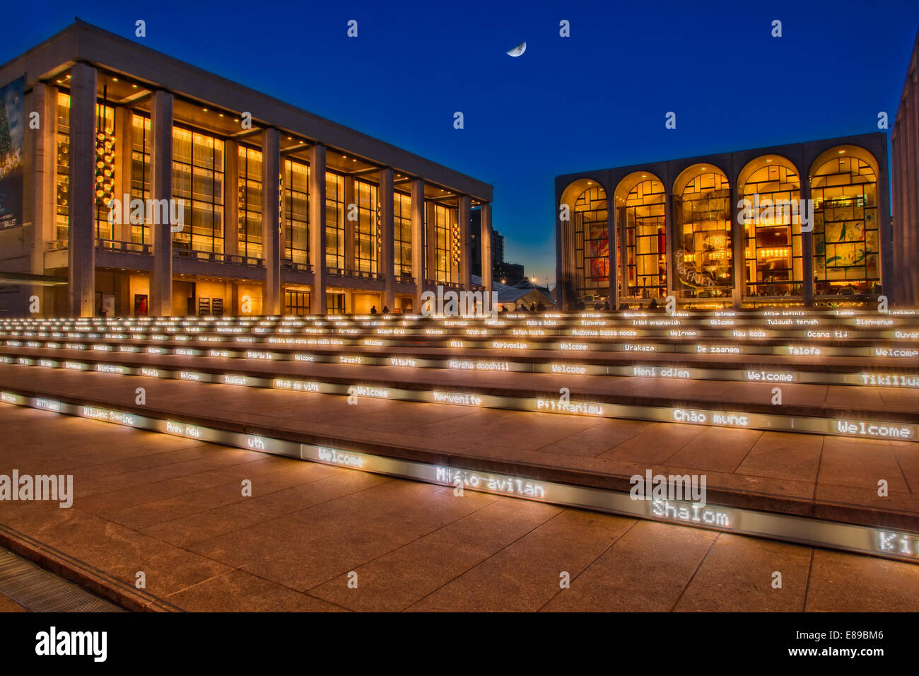 Lincoln Center of the Performing Arts und der David H. Koch Theater in New York City in der Dämmerung mit He Mondaufgang. Stockfoto