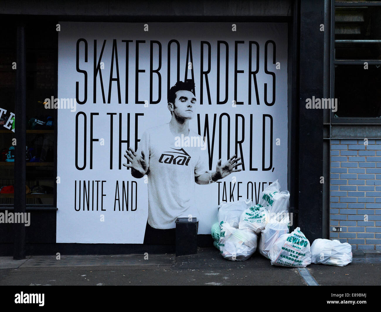 Morrissey, erzählt Skateboarder vereinen und übernehmen in Manchester UK Stockfoto
