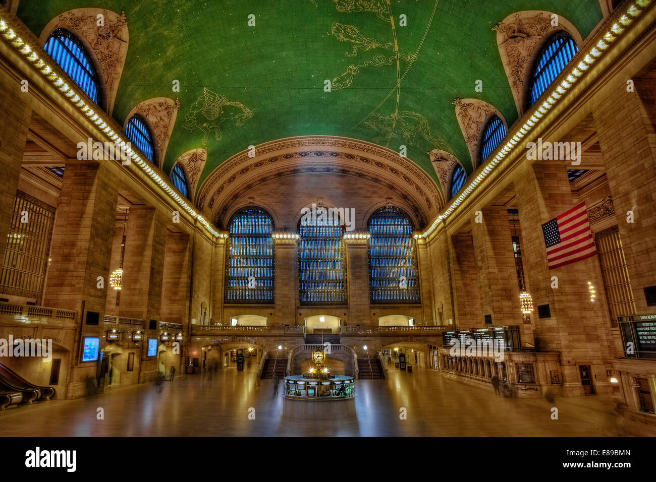 Grand Central Terminal - der zentralen Eingangsbereich des historischen Grand Central Terminal in New York City. Diese Ansicht zeigt die gesamte Bahnhofshalle einschließlich eines Teils des schönen Darstellung des Nachthimmels über die Decke gemalt, und die berühmten Messing Uhr über den Informationsstand. Grand Central Terminal, umgebaut im Jahre 1913, feierte im Jahr 2013 sein 100-jähriges Bestehen. Stockfoto