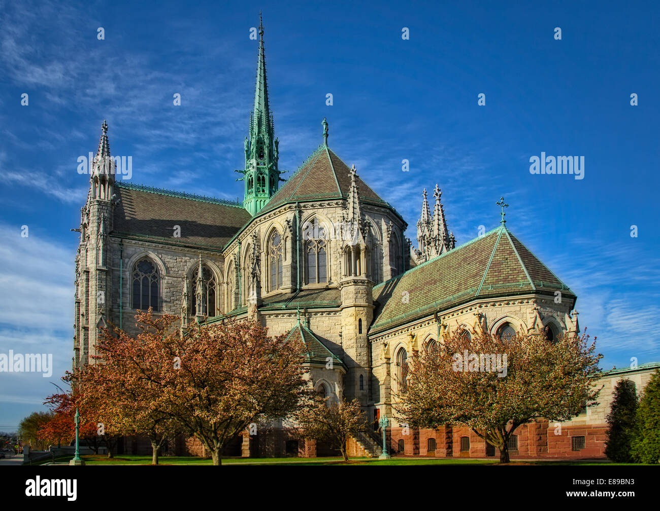 Einer frühen Morgen Außenansicht der Kathedrale Basilika Sacré-Coeur befindet sich in Newark, New Jersey. Stockfoto