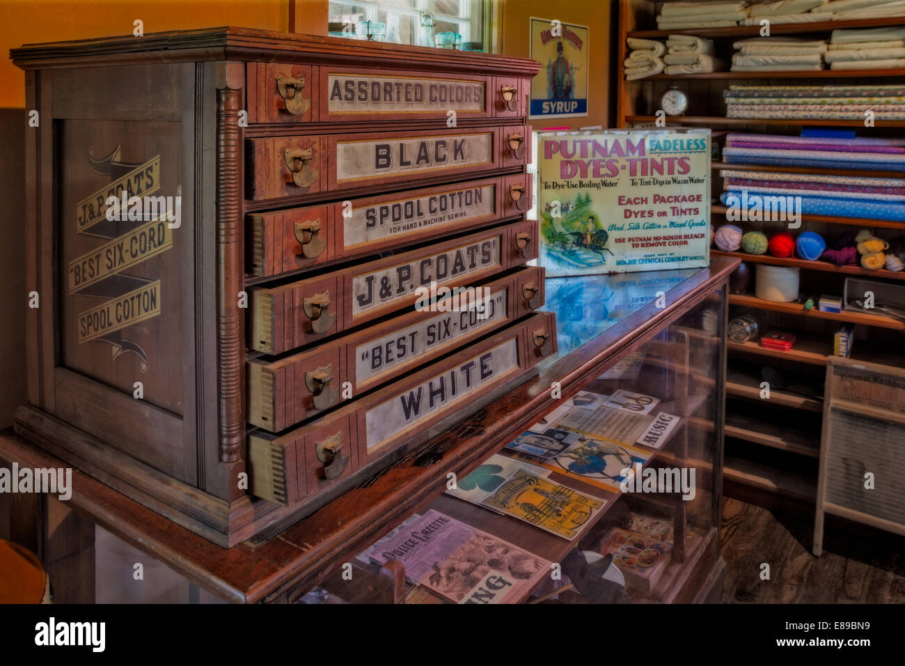 J.&S. Mäntel Threads, Putnam Farbstoffe, Stoffe und Garne in einem altmodischen General Store verkauft. Stockfoto