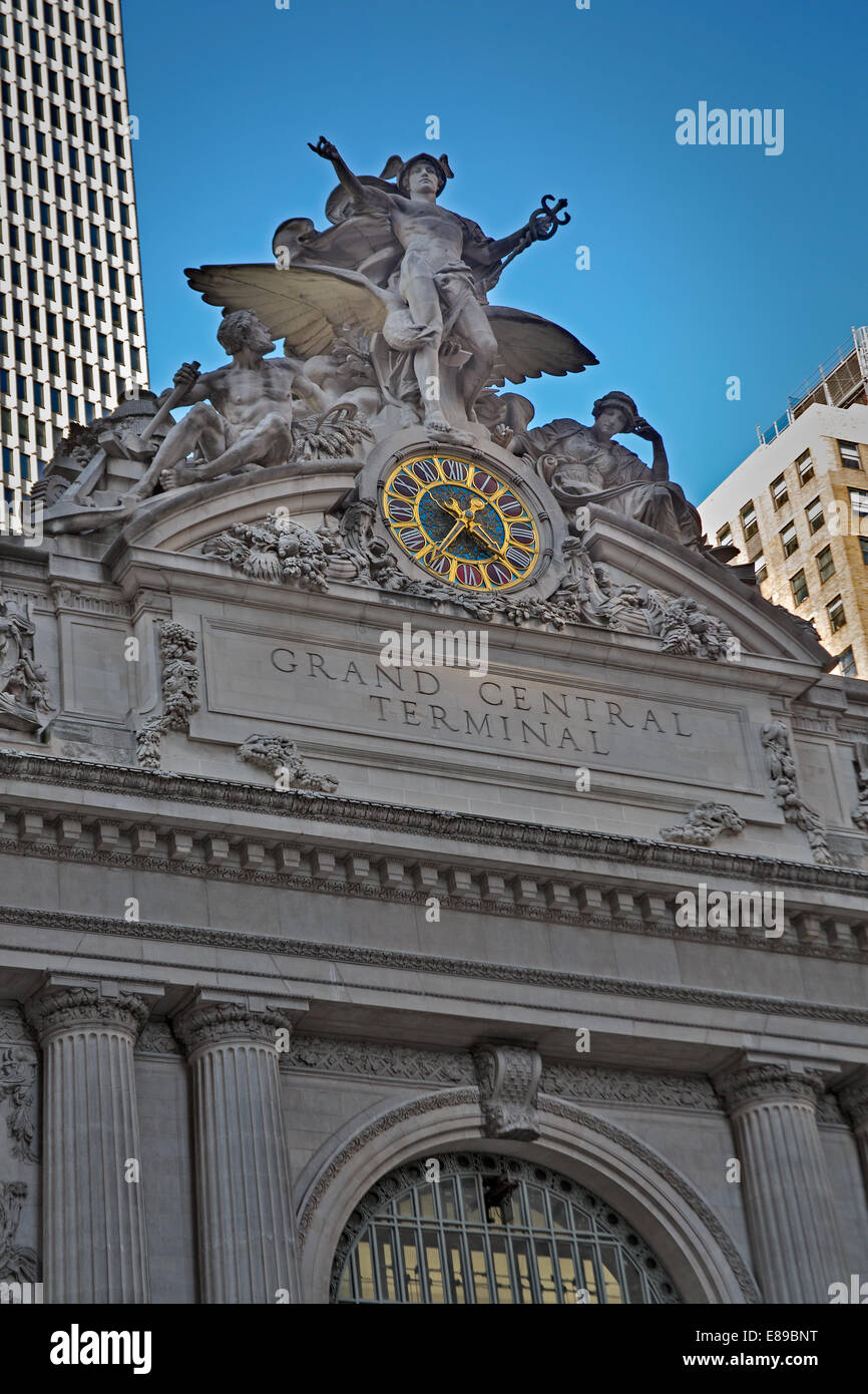 Ein näherer Blick auf die Statue von Quecksilber und Uhr an der Spitze der Grand Central Station Terminal 42nd Street Eingang. Stockfoto