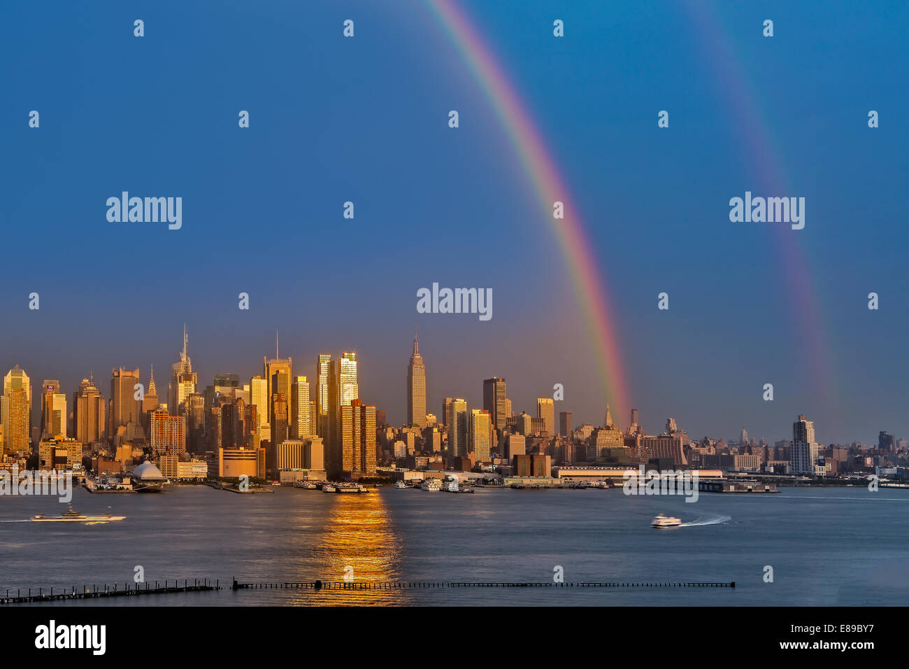 Doppelte Regenbögen entstehen nach einer Sommer-Regen-Dusche über die New Yorker Skyline bei Sonnenuntergang. Stockfoto