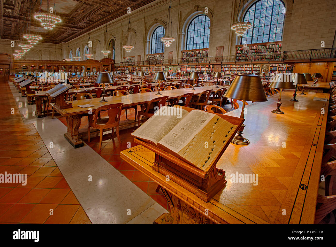 Kunstvolle Rose Main Lesesaal der Stephen A. Schwarzman Building, allgemein bekannt als der wichtigste Zweig der The New York Public Library befindet sich auf der 5th Avenue und 42nd Street in New York City. Stockfoto