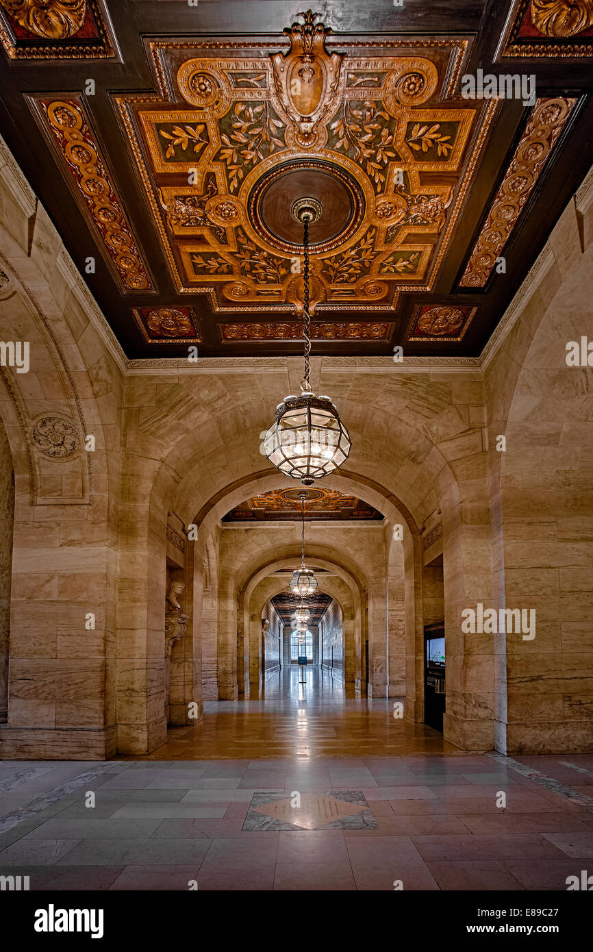 Gang an die New York Public Library Whowing reichen Deckenmalereien und Leuchter, die von der schönen Marmorwänden und Architektur untergebracht sind. Stockfoto
