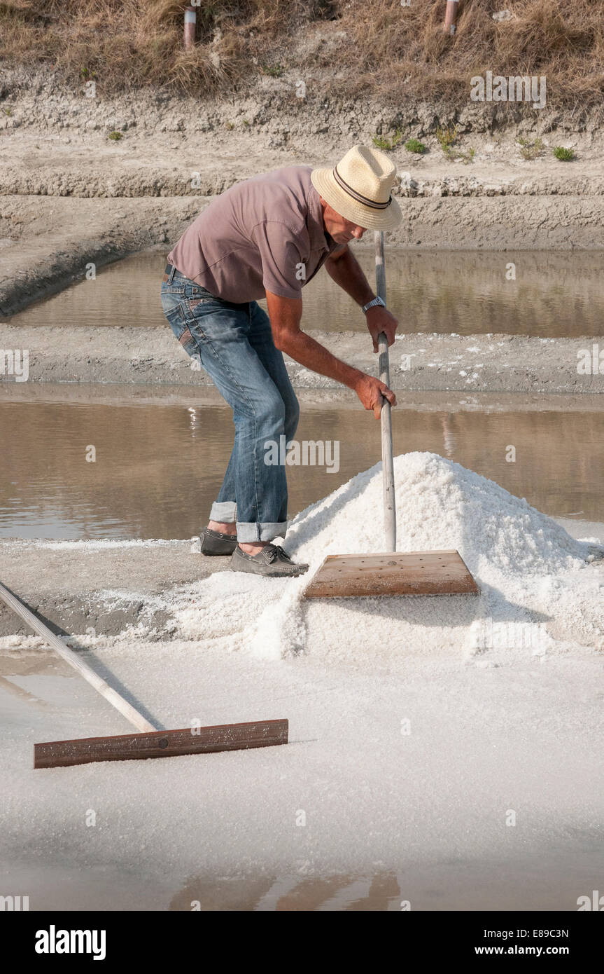 Salz Arbeiter Gestaltung Salz zum Trocknen auf ein Salz-Sumpf, Vendee, Frankreich Stockfoto