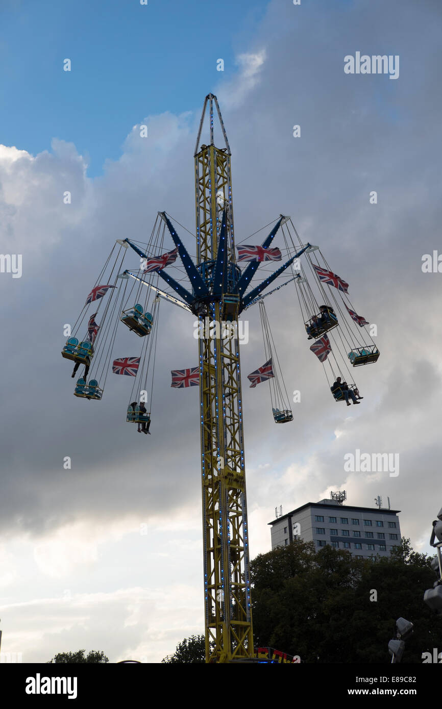 Nottingham, Hyson Green,UK.2nd Oktober 2014. Die Menschen strömen zu den Wald Erholung Website Nottinghams Goose fair in den späten Abend Sonne und warmen Zustand zu genießen. Die Messe gilt als over700 Jahre alt sein und war das größte Reisende Schausteller-Event in Europa. Stockfoto