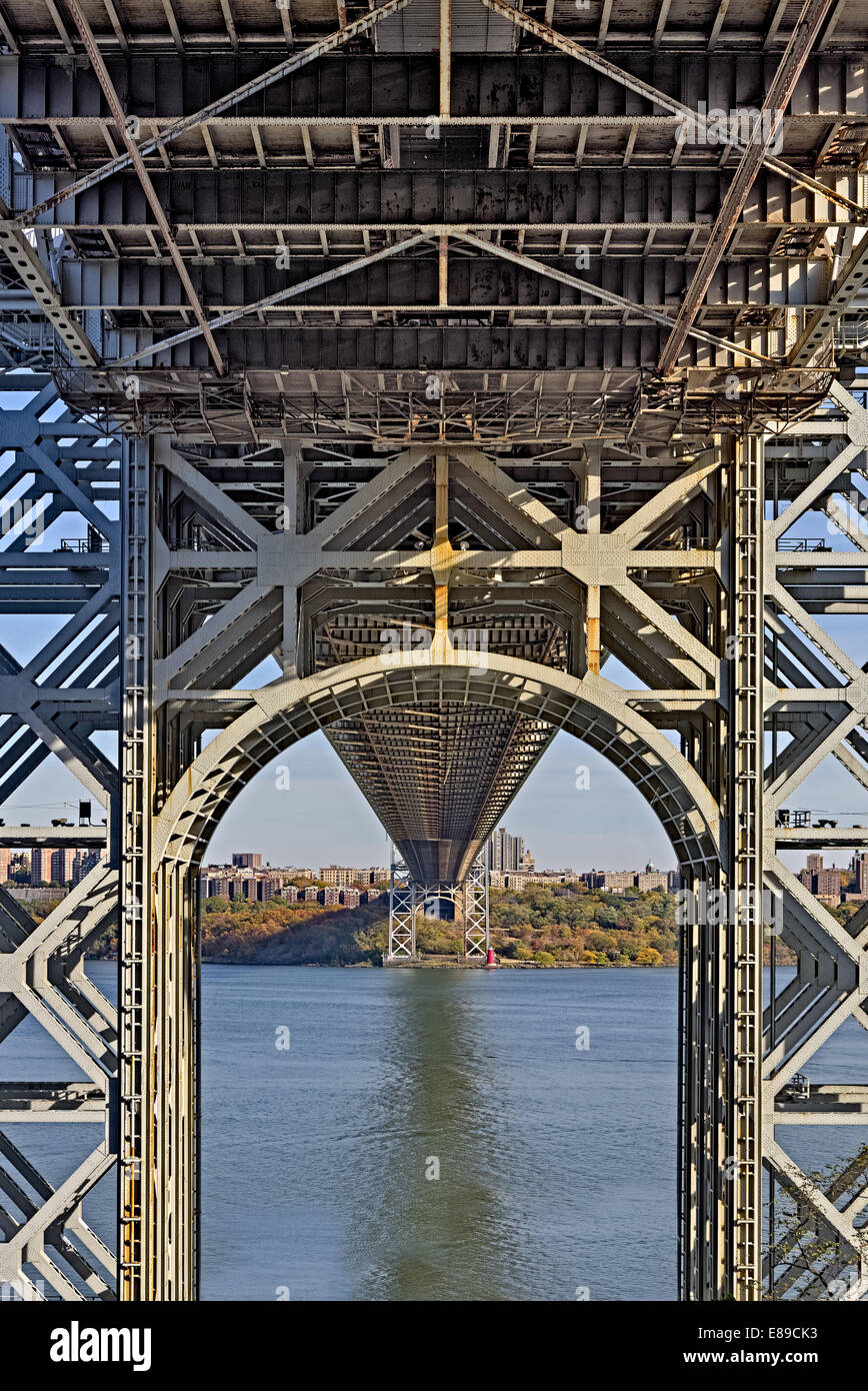 Ein Blick von unten die George Washington Bridge bei (GW). Stockfoto
