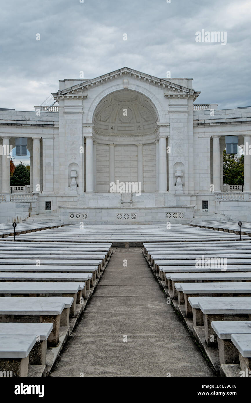 Ein Blick auf das Innere des leeren Arlington Memorial Amphitheater mit einem stürmischen bewölkten Himmel. Eine der Inschriften über der Kuppel ist "wir hier hoch zu beheben, dass diese Toten werden nicht haben starb In Vain" Stockfoto