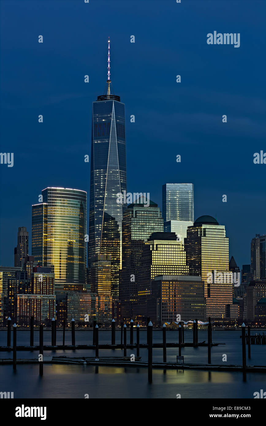 One World Trade Center auch bekannt als The Freedom Tower entlang anderen New Yorker Skyline Wolkenkratzer Stockfoto