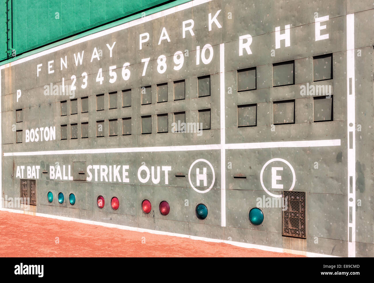 Der Fenway Park Green Monster manuelle Anzeigetafel. Das grüne Monster ist ein beliebter Spitzname für die 37 Fuß, 2 Zoll hohes Feld links an der Wand am Fenway Park, Heimat der Boston Red Sox Baseball Team. Es ist immer noch mit der Hand von hinten an die Wand im Verlauf des Spiels aktualisiert. enway Park die Heimat der Boston Red Sox Major League Baseball Team ist seit 1912 geöffnet und ist das älteste Baseballstadion in der MLB. Die Morse Code, der von oben nach unten in die weißen Linien der amerikanischen Liga Anzeiger erscheint, sind die Initialen des ehemaligen Inhaber Thomas A. Yawkey und Jean R. Yawkey. Stockfoto