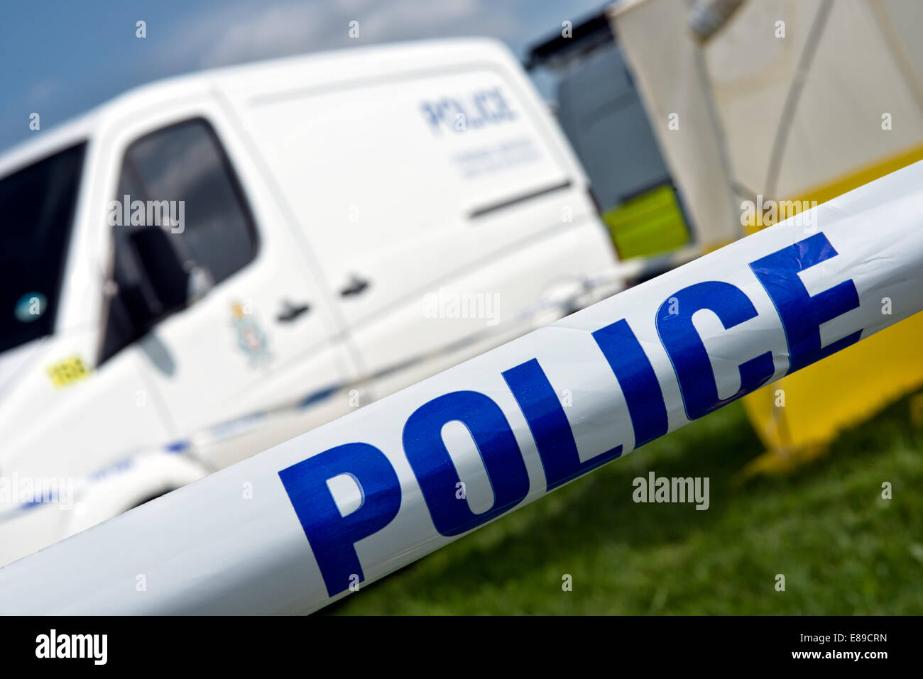 A mit Klebeband aus Tatort & britische Polizei-Transporter Stockfoto