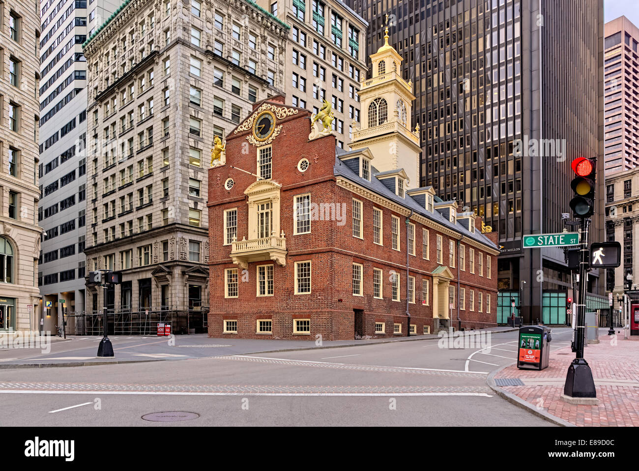 Das Old State House historische Gebäude in Boston, an der Kreuzung von Washington und State Street. Stockfoto