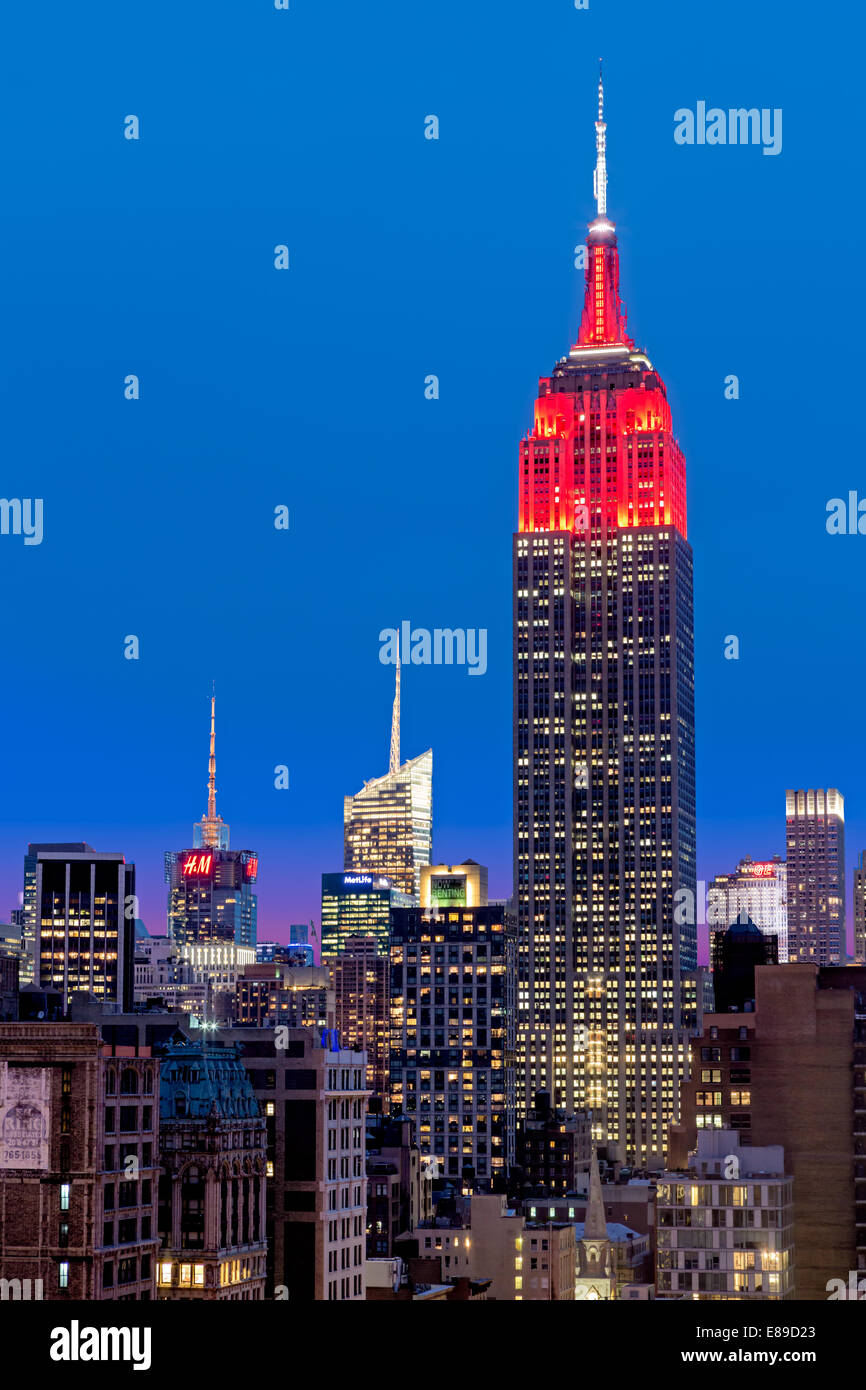 Eine obere Ansicht während der blauen Stunde, Empire State Gebäude (ESB) entlang anderen Hochhäuser im Flatiron District. Stockfoto