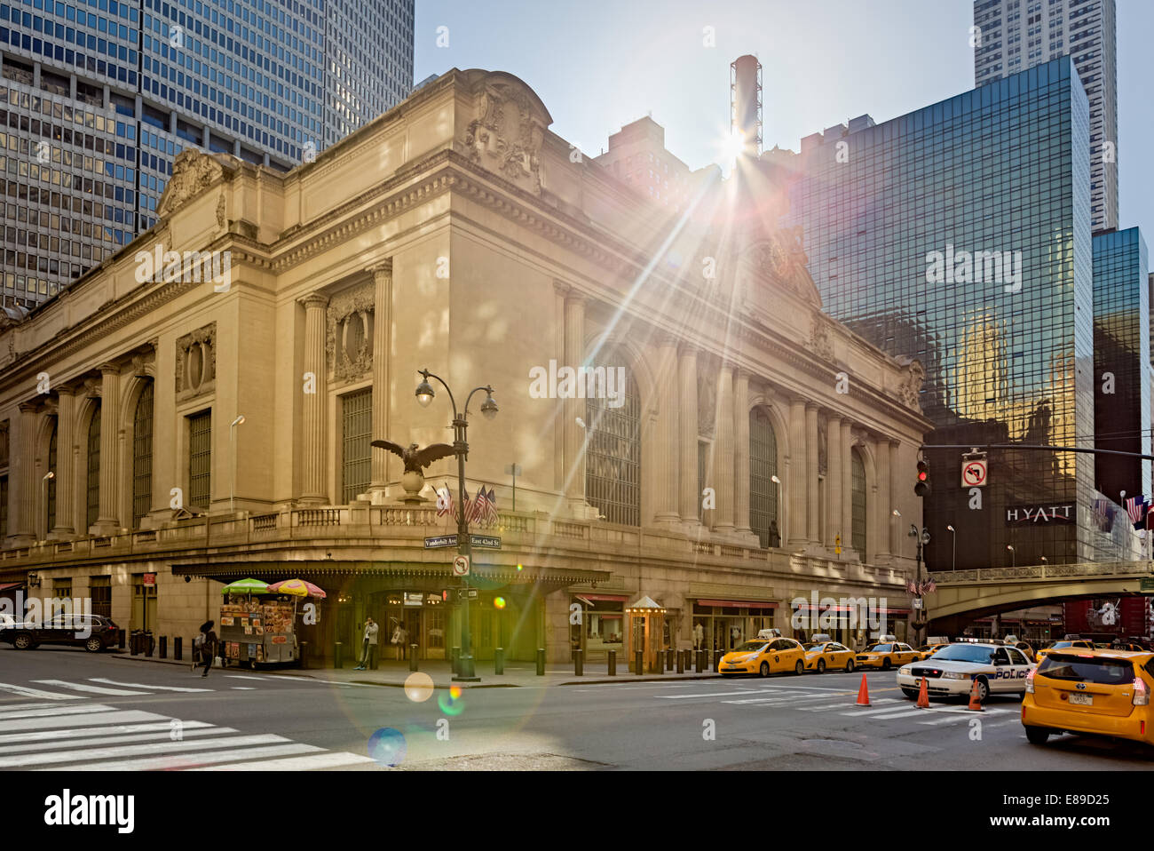 Die Sonne geht über das Wahrzeichen von Grand Central Terminal in Midtown Manhattan in New York City. Stockfoto