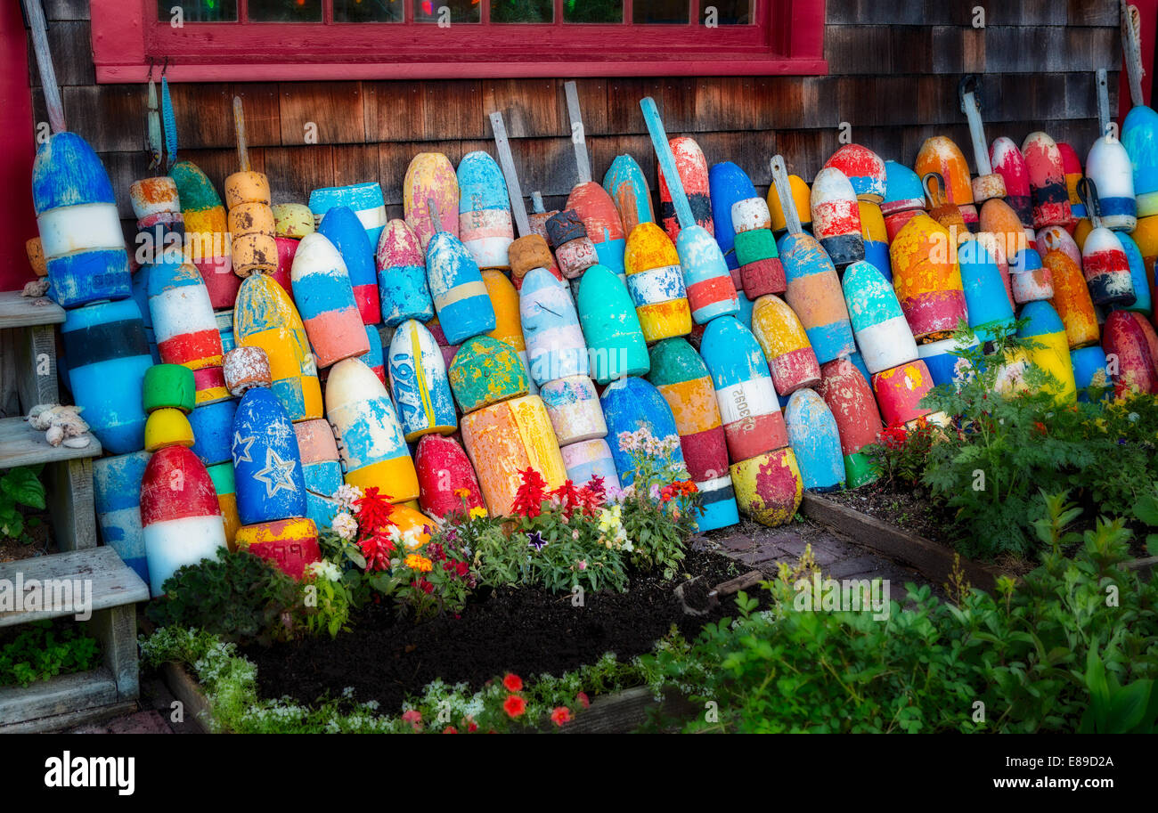 Bunte Bojen außerhalb einer Verkaufsplattform im Bradley Wharf in Rockport, Massachusetts gesäumt. Stockfoto
