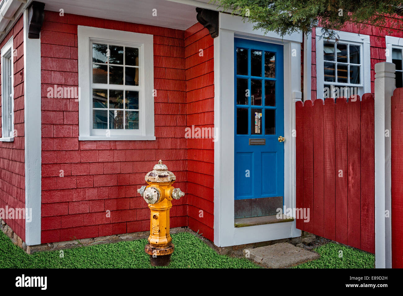 Malerische Schaufenster mit Hydranten im Bärenfell Hals in Rockport, Massachusetts. Bärenfell Hals ist voll von rustikalen kleinen Läden, die International als einer Künstlerkolonie bekannt ist. Stockfoto