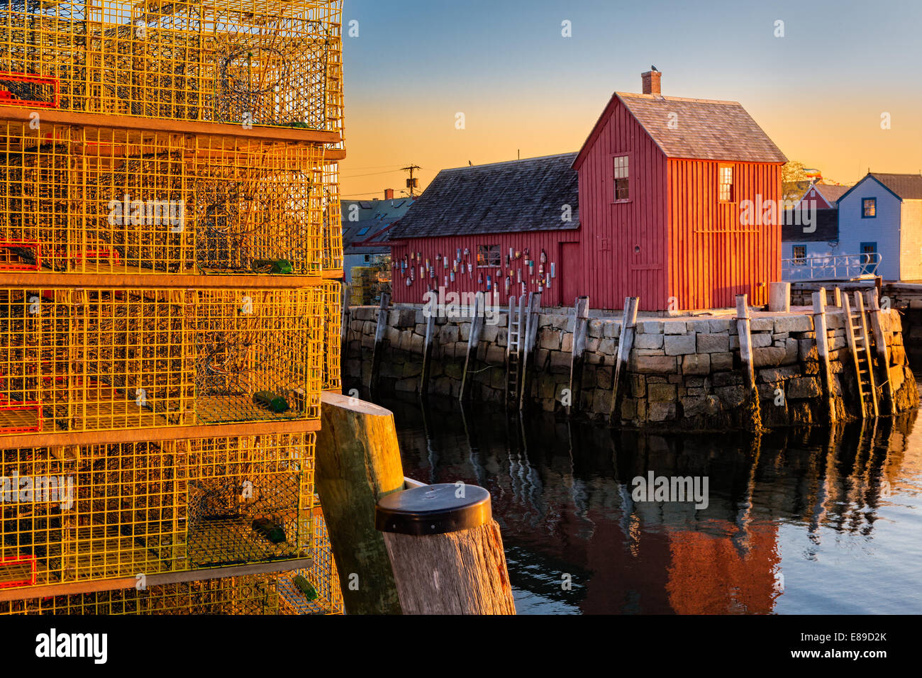 New England Wahrzeichen von Bradley Wharf allgemein bekannt als Motiv Nummer eins beim ersten Licht in Rockport, Massachusetts. Stockfoto