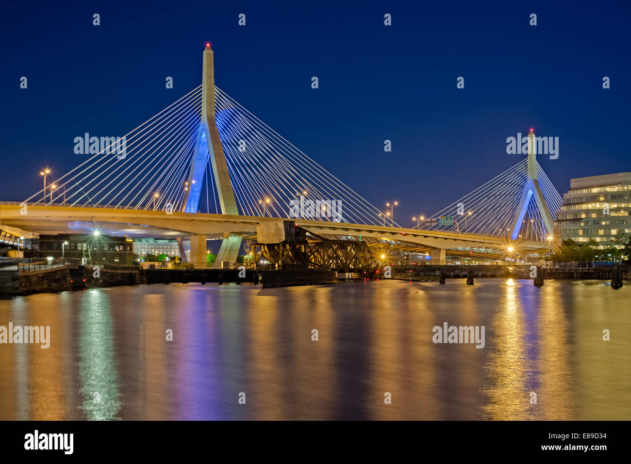 Die Leonard S. Zakim Bunker Hill Memorial Bridge ist ein Kabel- Brücke über den Charles River in Boston, Massachusetts verbracht. Stockfoto