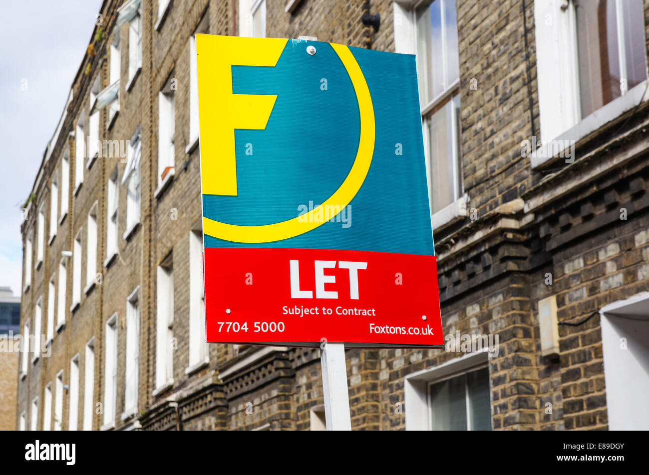 Foxtons Immobilien Zeichen zu lassen außerhalb Reihenhäuser in South London England Vereinigtes Königreich Großbritannien Stockfoto