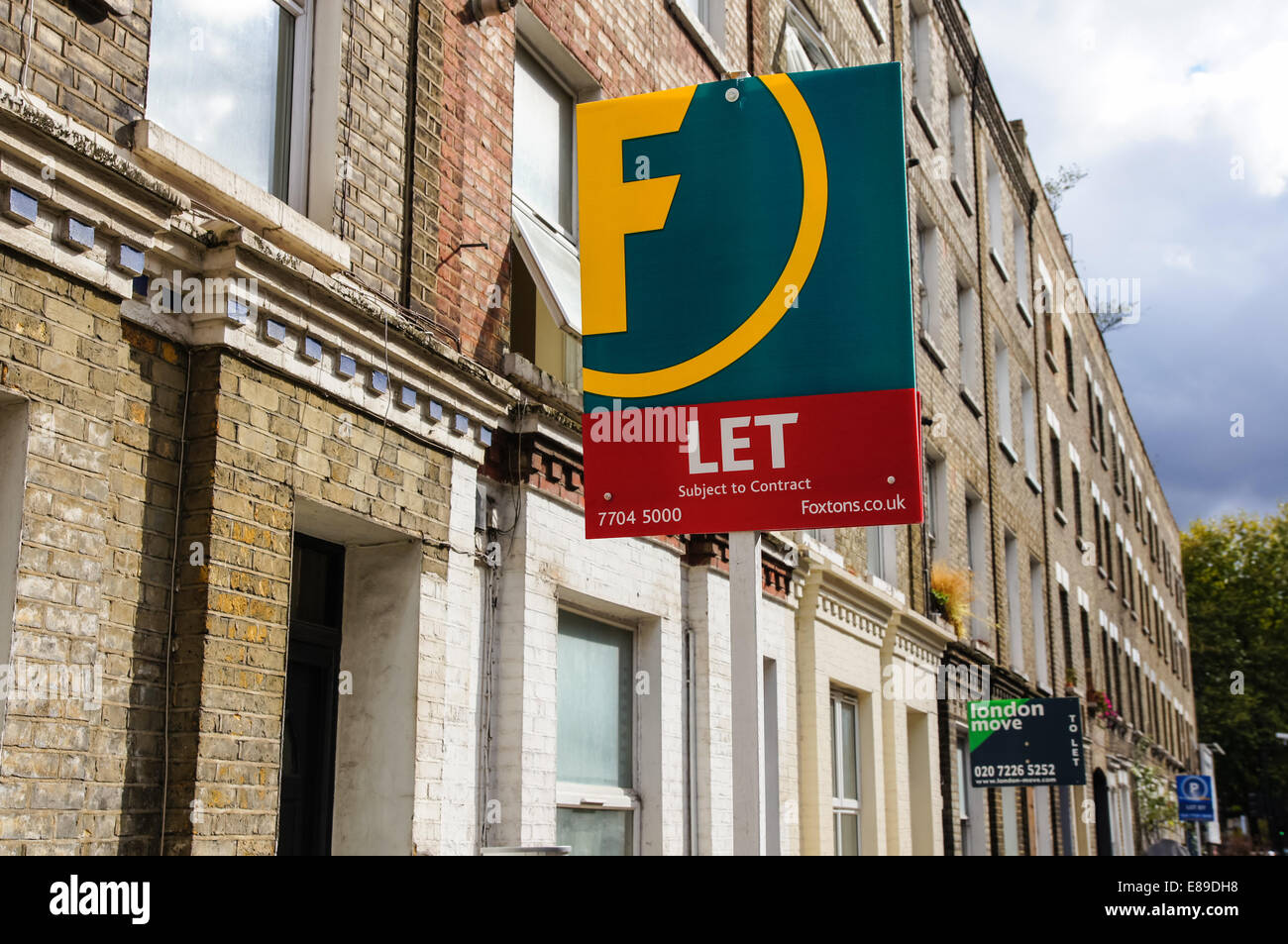 Foxtons Immobilien Zeichen zu lassen außerhalb Reihenhäuser in South London England Vereinigtes Königreich Großbritannien Stockfoto