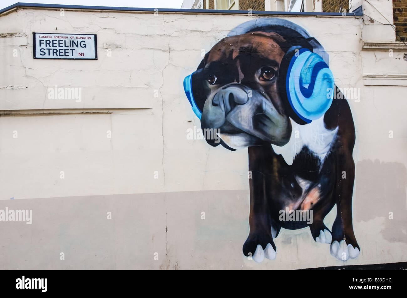 Graffiti auf RSPCA Shop auf Caledonian Road London England Vereinigtes Königreich UK Stockfoto