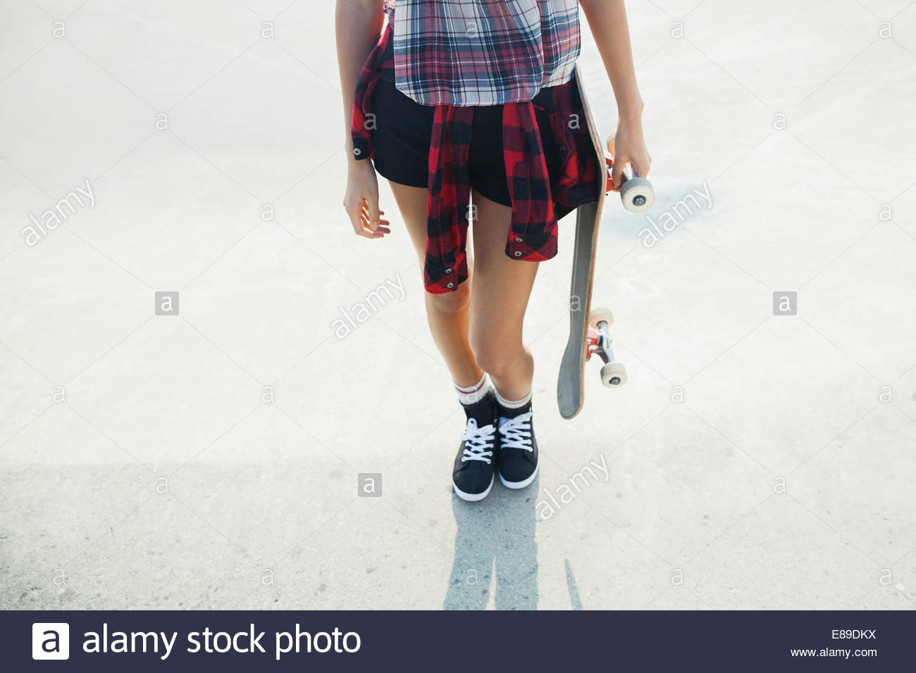Geringer Teil der Teenager-Mädchen halten skateboard Stockfoto