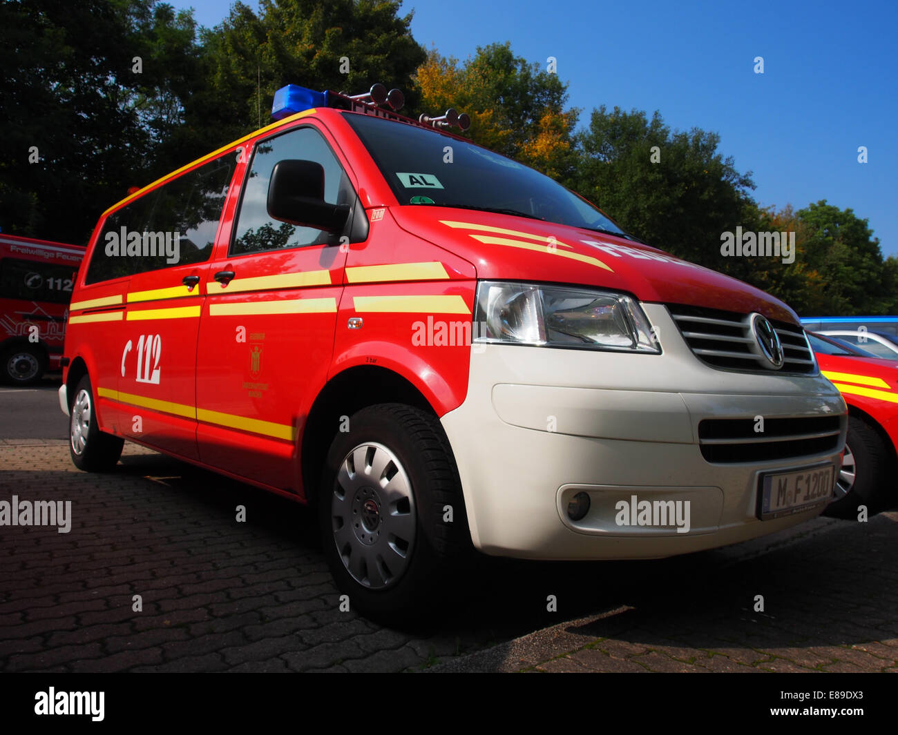 Auf den Grenzlandmeisterschaften 2014 ist ein Volkswagen Feuerwehrauto mit der Aufschrift Landeshauptstadt München AL 11-1 200 zu sehen. Dieses Fahrzeug wird von der Münchner Feuerwehr für die Brandbekämpfung und den Notfalleinsatz eingesetzt. Stockfoto