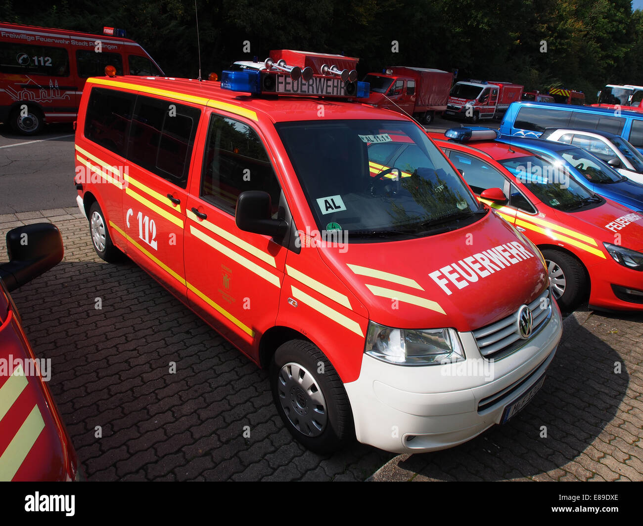 Ein Volkswagen Feuerwehrfahrzeug aus der Landeshauptstadt München (AL 11-1 200), das während der Grenzlandmeisterschaften 2014 im Rettungsdienst eingesetzt wurde. Es ist für Feuerlöschungs- und Rettungseinsätze ausgerüstet. Stockfoto