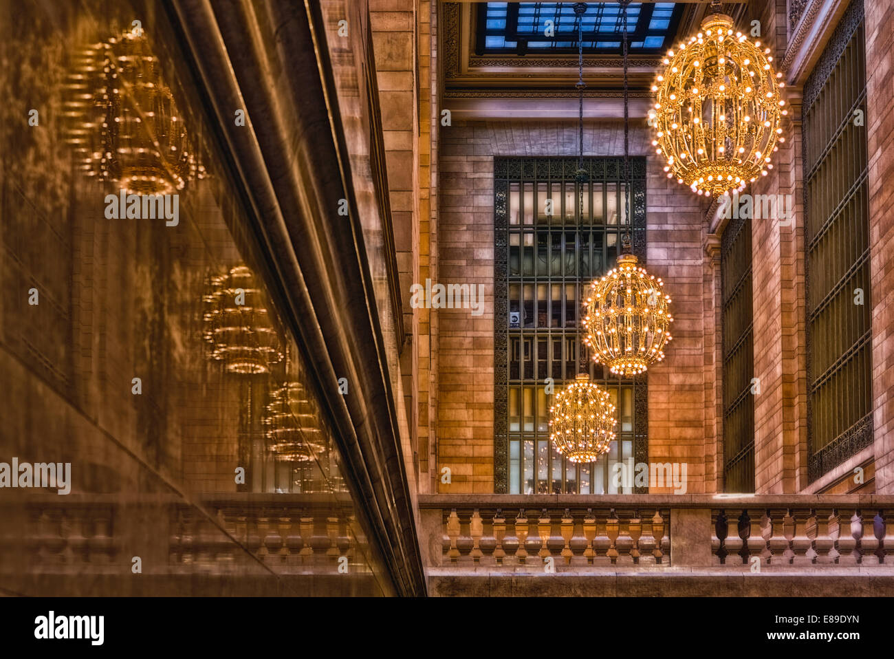 Grand Central Terminal Korridor präsentiert schöne luxuriöse große Melone - geformter Kronleuchter aus echtem Gold. Stockfoto