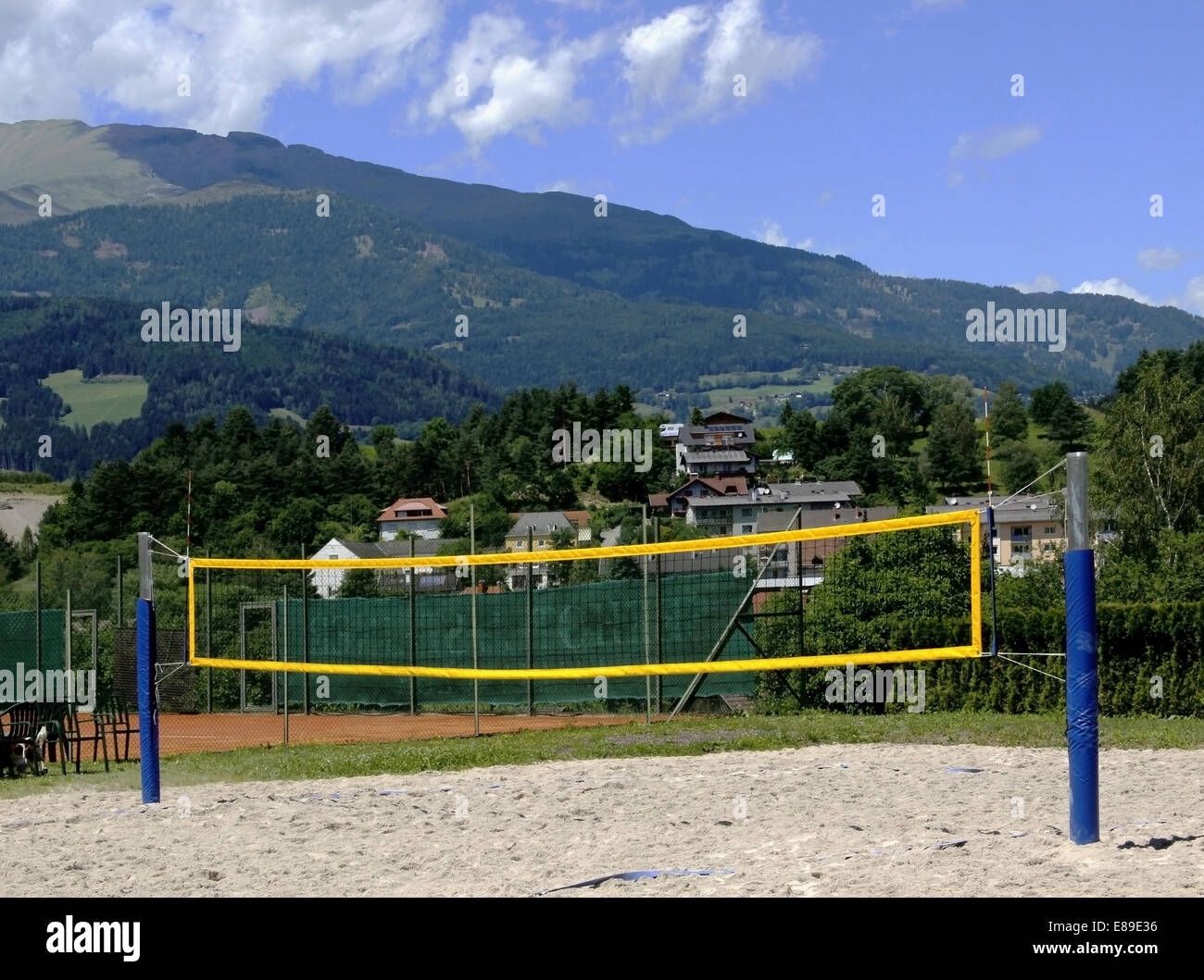 Volleyballplatz in den Bergen Stockfoto