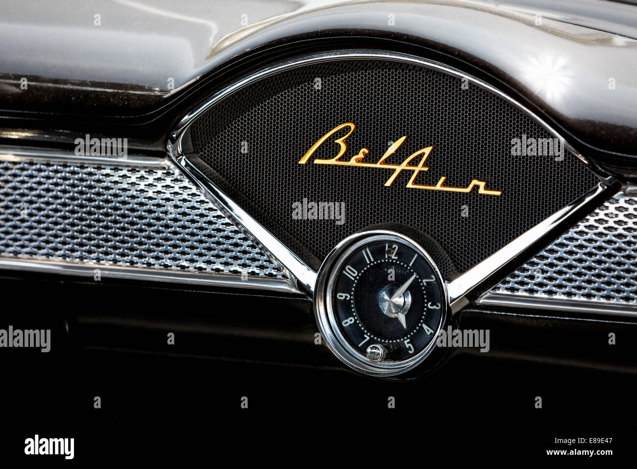 1955 Chevy BelAir - inneren Blick auf dieses Schwarz und Chrom Emblem BelAir, Uhr und Dashboard. Dieser Oldtimer ist in ausgezeichnetem Zustand trotz des Alters gehalten. Stockfoto