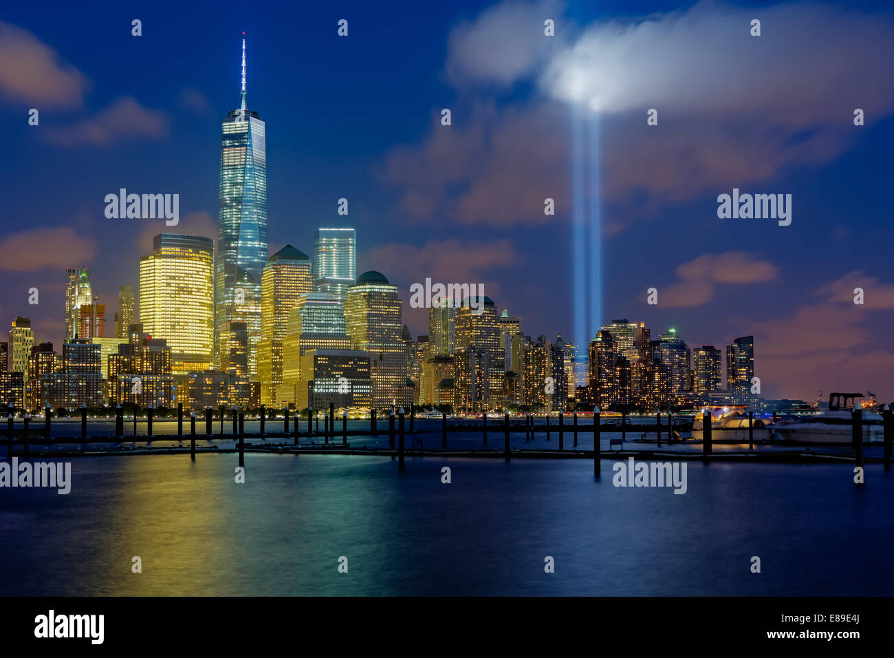 One World Trade Center, die gemeinhin als der Freedom Tower mit den zwei Lichtstrahlen beim 911 Tribut Stockfoto