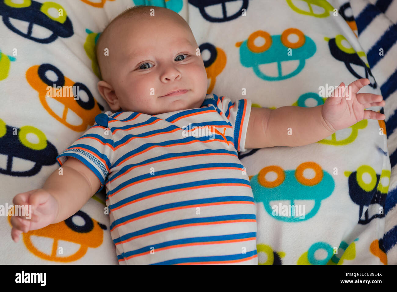 Neugeborenes Baby Junge lächelt Stockfoto