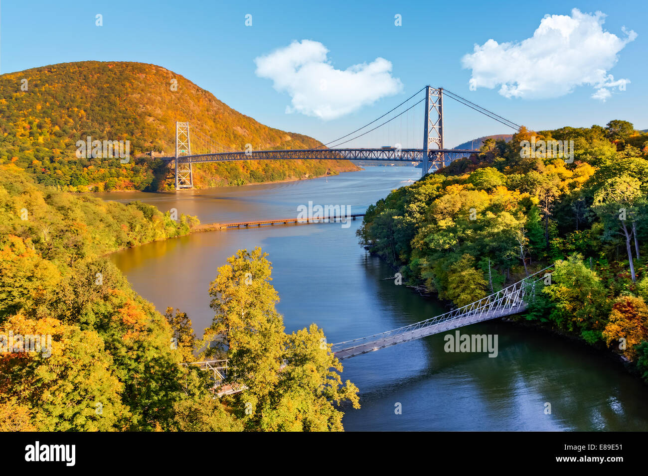Bear Mountain Bridge, verfolgt CSX Eisenbahn Brücke über den Hudson River und Popolopen Steg im Herbst. Stockfoto
