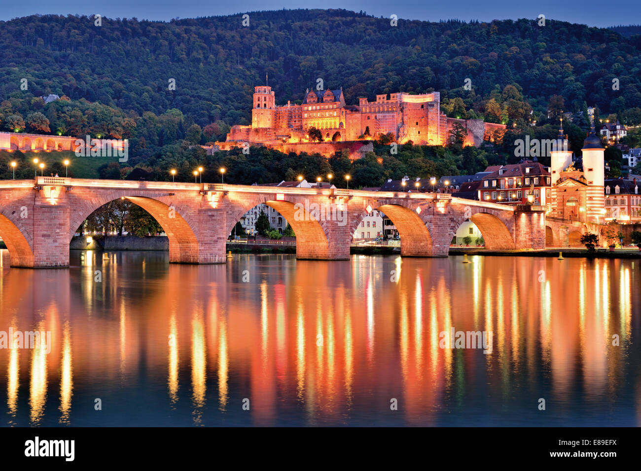 Deutschland: Nächtlicher Blick auf die mittelalterliche Brücke und Schloss in Heidelberg am Fluss Neckar Stockfoto