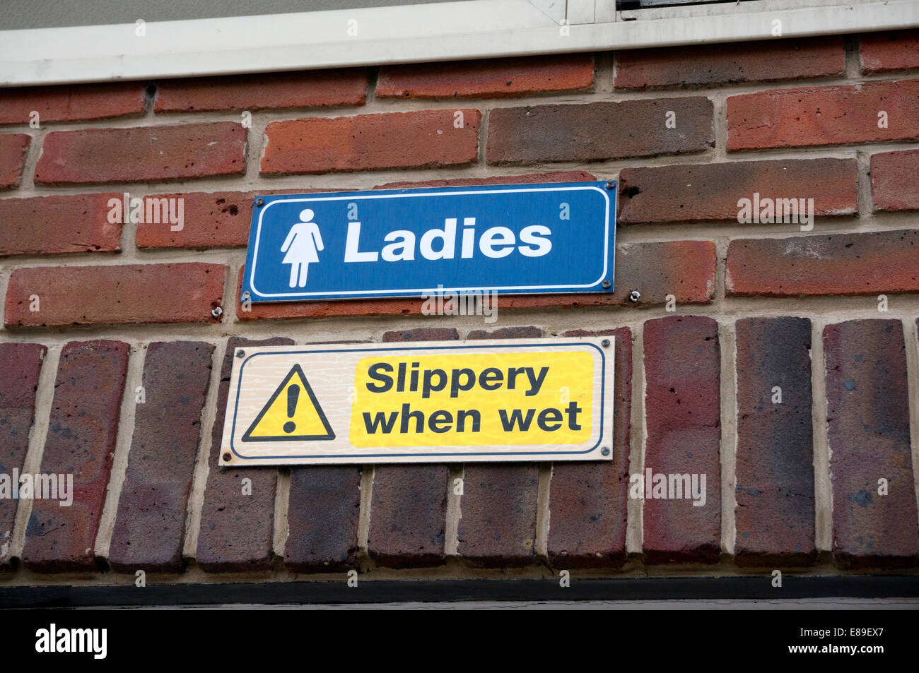 Lustige Schild über Damen Toiletten, Chichester, West Sussex Stockfoto