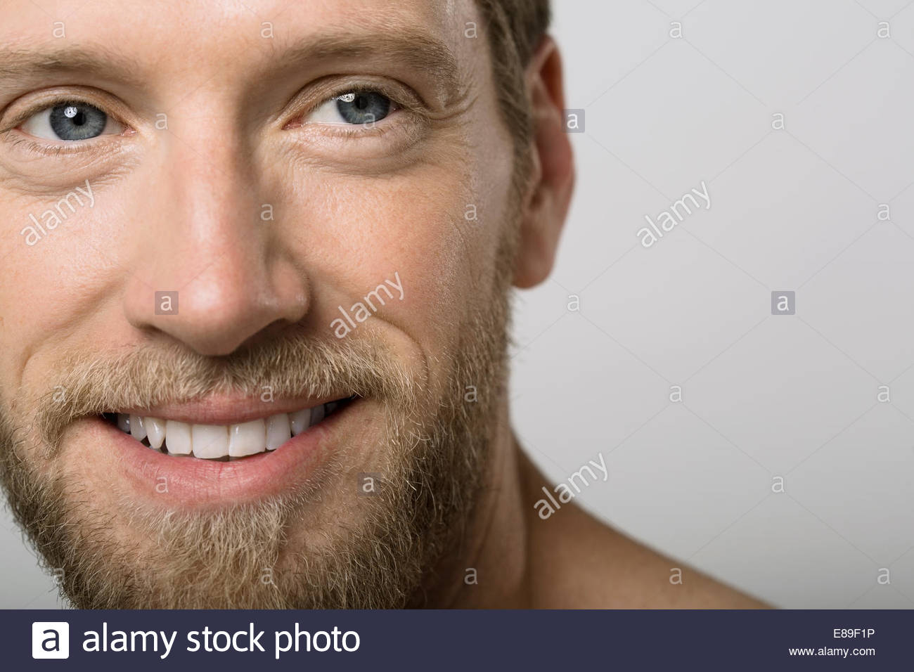 Porträt Des Mannes Mit Blonden Bart Hautnah Stockfoto Bild