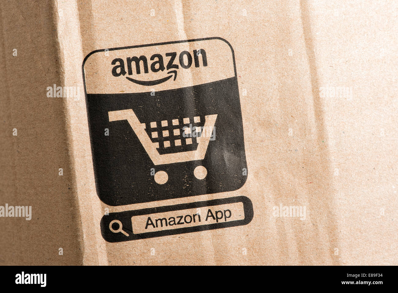 Das Logo für die Amazon App gedruckt auf der Außenseite einer Braue Kartonagen-Box Stockfoto