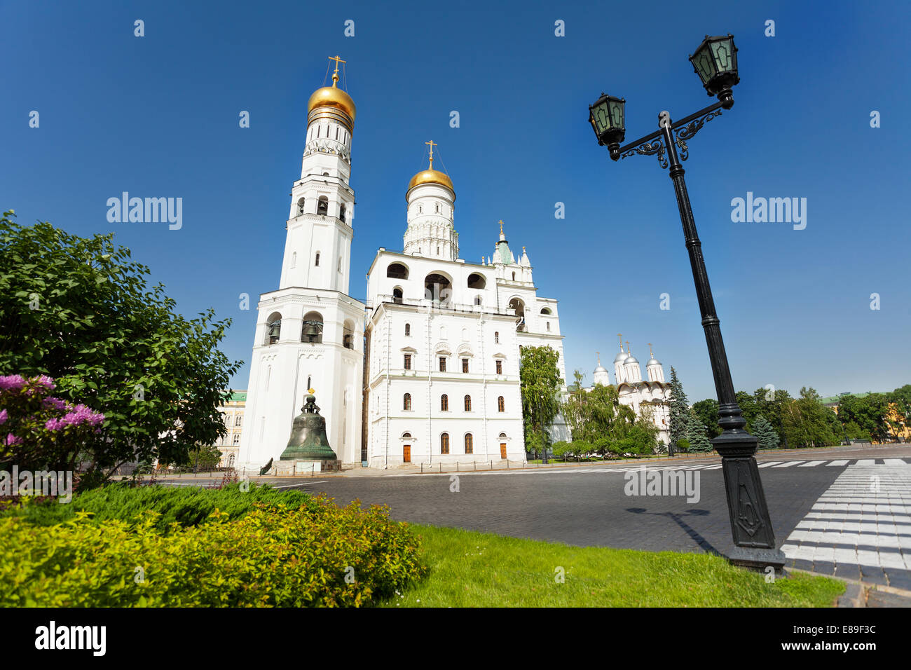 Glockenturm Iwan Grosny, Zar-Kolokol über Straße Stockfoto
