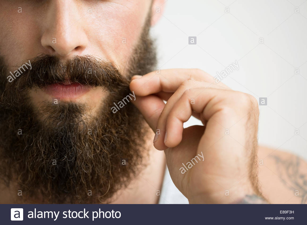Nahaufnahme von Mann berühren Schnurrbart Stockfoto
