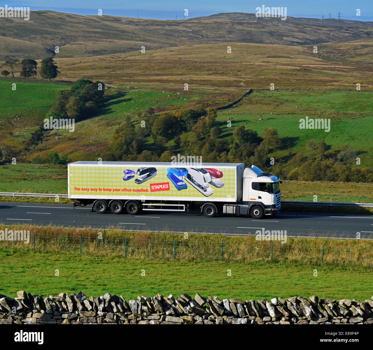Staples Bürobedarf LKW. Autobahn M6 Richtung Norden. Shap, Cumbria, England, Vereinigtes Königreich, Europa. Stockfoto