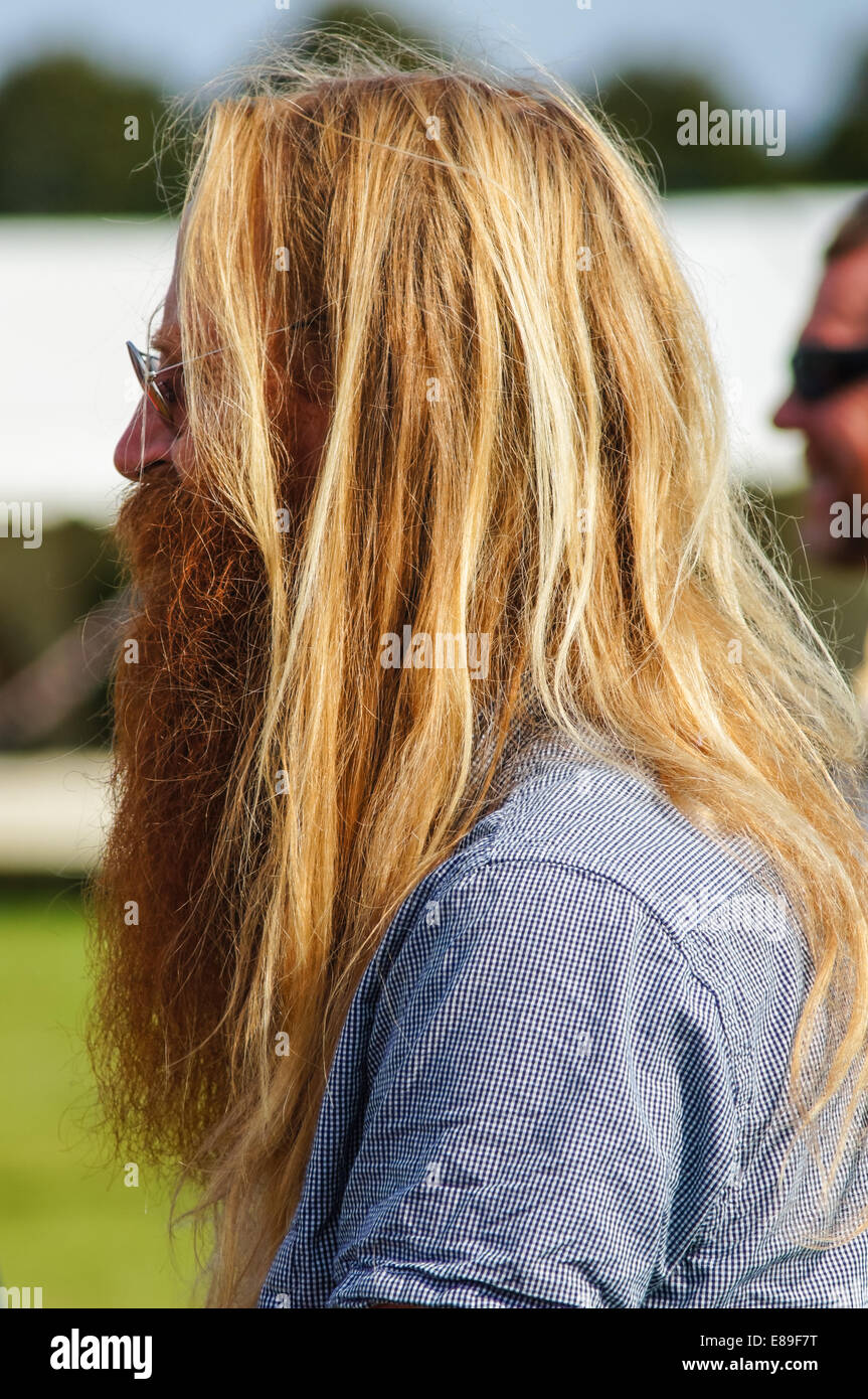 Mann mit langen Haaren und Bart, Profil Stockfoto