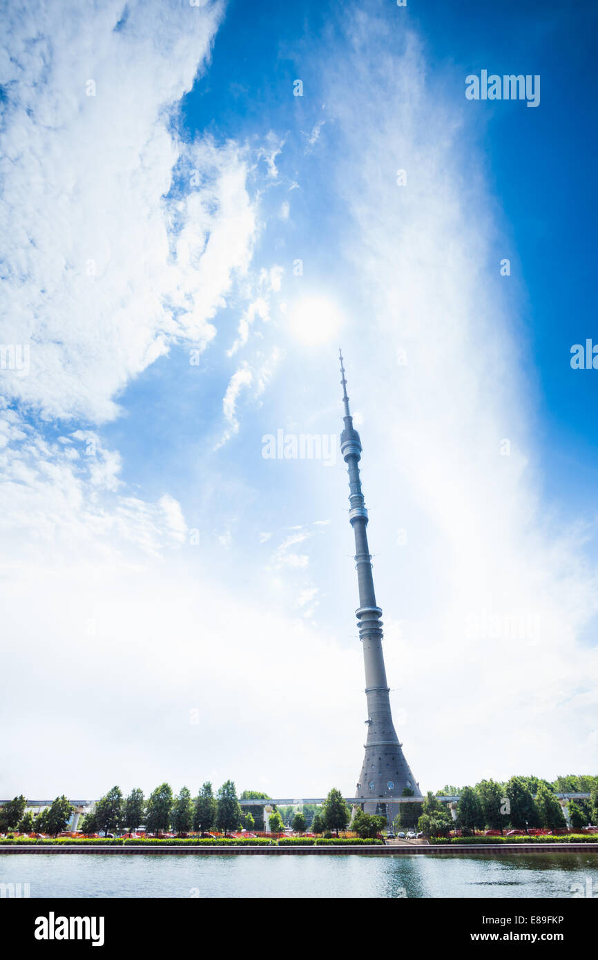 Ostankino-Turm mit Teich im Vordergrund tagsüber Stockfoto