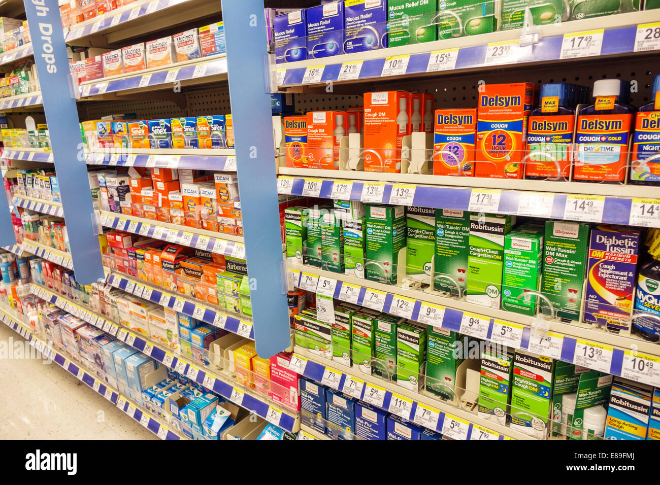 Miami Beach Florida, Walgreens, Apotheke, Drogerie, Verkauf, Regalen, konkurrierende Marken, Aspirin, Husten, Kälte, rezeptfrei, Medizin, Delsym, Robitussi Stockfoto